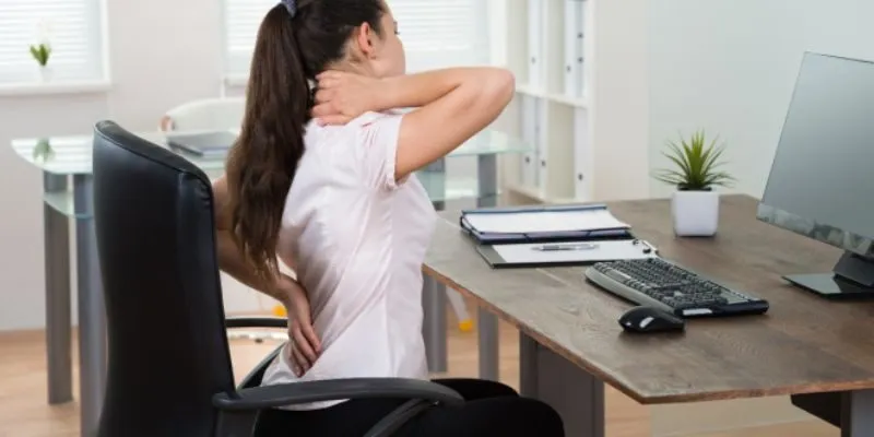 bị thoát vị đĩa đệm cổ vì ngồi nhiều