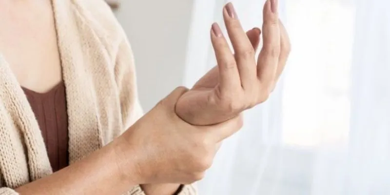 Bị tê đầu ngón tay